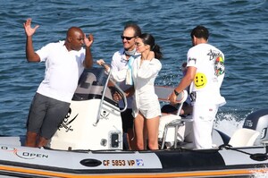 kendall-jenner-cute-style-on-a-boat-in-malibu-07-04-2019-8.jpg