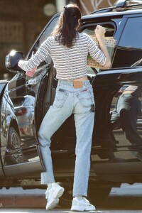 kendall-jenner-street-style-06-30-2019-6.jpg