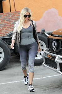 khloe-kardashian-in-leggings-07-25-2019-4.jpg