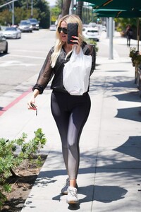 khloe-kardashian-in-spandex-at-bagel-shop-in-beverly-hills-07-23-2019-10.jpg