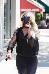 khloe-kardashian-in-spandex-at-bagel-shop-in-beverly-hills-07-23-2019-7.jpg