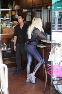 khloe-kardashian-in-spandex-at-bagel-shop-in-beverly-hills-07-23-2019-8.jpg