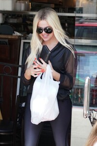 khloe-kardashian-in-spandex-at-bagel-shop-in-beverly-hills-07-23-2019-9.jpg