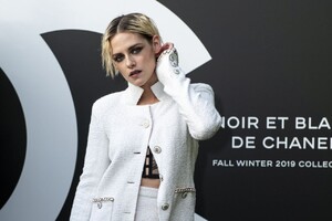 kristen-stewart-noir-et-blanc-de-chanel-f-w-19-makeup-collection-0.thumb.jpg.a954e2ba5734cd3264ca5cd7391aba3b.jpg