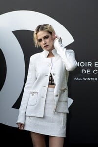 kristen-stewart-noir-et-blanc-de-chanel-f-w-19-makeup-collection-2.thumb.jpg.6996e15c28229f7b445eb85d4cc90244.jpg