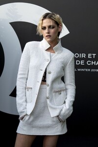 kristen-stewart-noir-et-blanc-de-chanel-f-w-19-makeup-collection-4.thumb.jpg.2b83e48a2e72962627f3df67f583695c.jpg