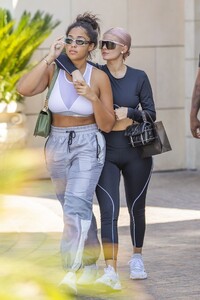kylie-jenner-and-jordyn-woods-jewelry-shopping-in-calabasas-09-24-2018-0.jpg
