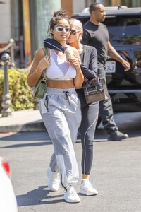 kylie-jenner-and-jordyn-woods-jewelry-shopping-in-calabasas-09-24-2018-3.jpg