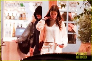 leonardo-dicaprio-camila-morrone-dinner-malibu-july-2019-04.jpg