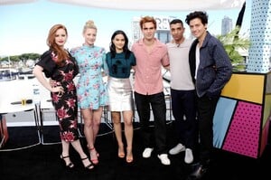 lili-reinhart-imdboat-at-sdcc-2019-1.jpg