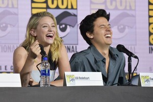 lili-reinhart-riverdale-panel-at-sdcc-2019-1.jpg