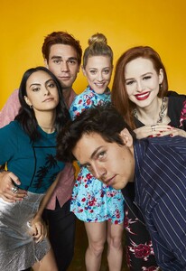lili-reinhart-sdcc-portraits-for-elle-magazine-2019-0.jpg