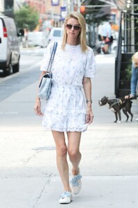 nicky-hilton-summer-street-style-07-24-2019-2.thumb.jpg.d7b32ace1305bd5e7468816407b8c75d.jpg