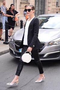 olivia-palermo-ralph-and-russo-show-in-paris-07-01-2019-4.jpg