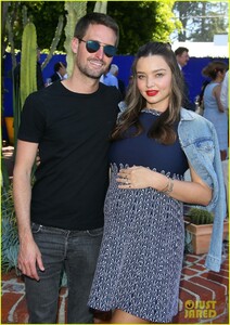 pregnant-miranda-kerr-evan-spiegel-france-national-day-reception-01.thumb.jpg.cc3e39955df871f6a8546c48d694326d.jpg