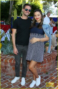 pregnant-miranda-kerr-evan-spiegel-france-national-day-reception-03.thumb.jpg.661f03def8936ccf6cc607cca83764de.jpg