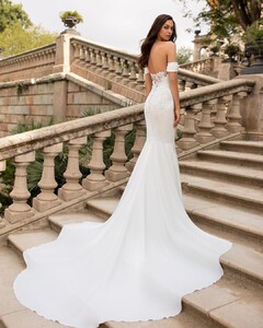 pronovias_65652591_118435339177815_6833403499056316968_n.jpg