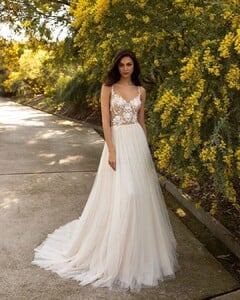 pronovias_66248491_231230551170459_2048117608058689583_n.jpg