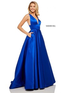 sherrihill-52911-royal-dress-5.jpg-600.thumb.jpg.ce2649d54c1241fef02d54d6106dd68d.jpg