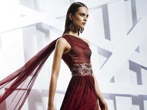 this-stunning-regal-gown-in-silk-chiffon-by-zarucci-890-f.thumb.jpg.dc3f82b9697717bbaa06ea5028a3327a.jpg