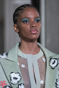 valentino-hc-clp-rf19-4090.thumb.jpg.6fd3a560c907e997470e68f24831c5da.jpg