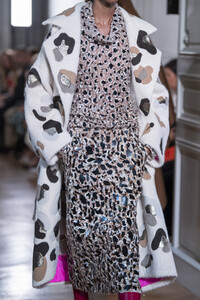 valentino-hc-clp-rf19-4237.thumb.jpg.a9995647ae3ed3796c1fef9086552f50.jpg