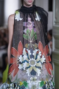 valentino-hc-clp-rf19-4540.thumb.jpg.900bea77340f62ed36653d722e5a6aae.jpg