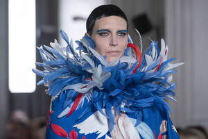 valentino-hc-clp-rf19-4586.thumb.jpg.699fb33c302264a1dc77b6be5102a550.jpg