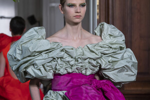 valentino-hc-clp-rf19-4826.thumb.jpg.41c2a433c089673d3aa7f0a88f180d6e.jpg