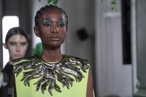 valentino-hc-clp-rf19-5202.thumb.jpg.8ea6a8a702ead3302dd407dbf5cb6001.jpg