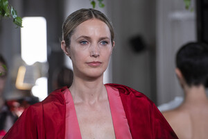 valentino-hc-clp-rf19-5328.thumb.jpg.287e85dcdc4ac34be2933a11a6fa2488.jpg