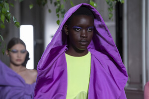 valentino-hc-clp-rf19-5525.thumb.jpg.69892a382a3a91483af3c37b580ff1da.jpg