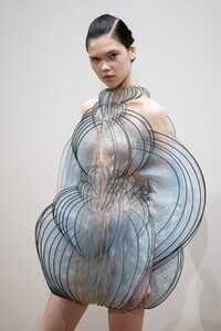 van-herpen-hc-bks-a-rf19-5328.thumb.jpg.79b883933aa47b534200af350e681877.jpg