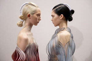 van-herpen-hc-bks-m-rf19-7288.thumb.jpg.553ab216b4de032a1a20414088c057c1.jpg