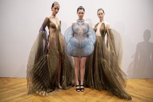 van-herpen-hc-bks-m-rf19-7307.thumb.jpg.0dff7c8b76123c0a12276eb1023a7407.jpg