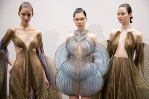 van-herpen-hc-bks-m-rf19-7328.thumb.jpg.925cf5d98d3c3a3b138c93ddd743033b.jpg