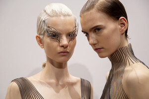 van-herpen-hc-bks-m-rf19-7404.thumb.jpg.3d41cacb90a92f1f05bcdc0687ff4d8e.jpg