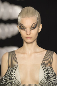 van-herpen-hc-clp-rf19-1600.thumb.jpg.d8ba2269c29f5a6f7f2d08fb5f106a41.jpg