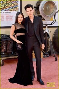 vanessa-hudgens-austin-butler-couple-up-once-upon-a-time-hollywood-premiere-01.jpg