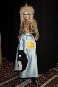 viktor-e-rolf-hc-bks-v-rf19-5523.thumb.jpg.8a656da879193c3d29277a70ae0d1796.jpg