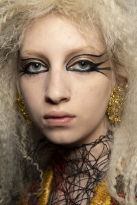 viktor-e-rolf-hc-bks-v-rf19-5528.thumb.jpg.d50264c14f2b78330c140dbde102a648.jpg
