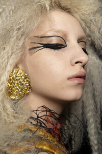 viktor-e-rolf-hc-bks-v-rf19-5530.thumb.jpg.58b84e09770c8d1528c457705bf97c52.jpg