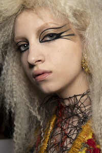 viktor-e-rolf-hc-bks-v-rf19-5540.thumb.jpg.1b8bafee50b279e179d7f84f7395e29c.jpg