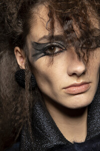 viktor-e-rolf-hc-bks-v-rf19-5558.thumb.jpg.cf5282d2a9244ffa22c6b5a742827cc6.jpg