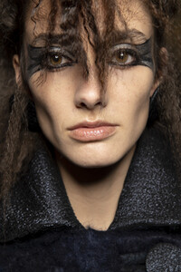 viktor-e-rolf-hc-bks-v-rf19-5559.thumb.jpg.e96b119a917404ecc93dd1b24a3e0b0d.jpg
