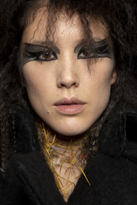 viktor-e-rolf-hc-bks-v-rf19-5562.thumb.jpg.d71995ca2187eb9d0ad6e8fe7188f05b.jpg