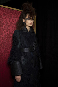 viktor-e-rolf-hc-bks-v-rf19-5565.thumb.jpg.86ece6bdaae958100b497b3a351f57ef.jpg