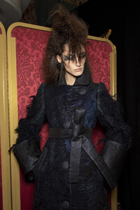 viktor-e-rolf-hc-bks-v-rf19-5571.thumb.jpg.ca61915934355887e29a11ef2589bbab.jpg