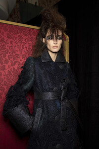 viktor-e-rolf-hc-bks-v-rf19-5575.thumb.jpg.a69ebf215cd84967cb8d8f42c513f6e3.jpg