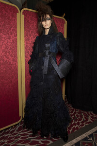 viktor-e-rolf-hc-bks-v-rf19-5581.thumb.jpg.113fddb0deefa6a48dc2ec09c662ca3c.jpg